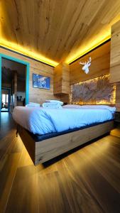 a bedroom with a large bed in a room at Hostdomus - Copenaghen Suite in Sestriere