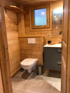 Ванная комната в Chalet Karavi +7 фотографий