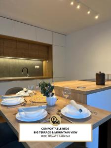 森克Vila Šenčur的厨房里有一张桌子，上面摆着盘子和酒杯