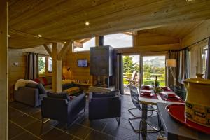 a living room with a table and chairs in a cabin at Chalet Pesse in Manigod