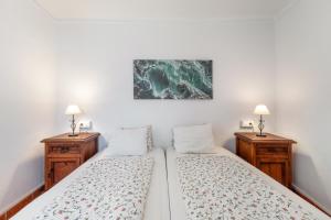 1 dormitorio con 2 camas individuales y 2 lámparas en Casa Linda, en Guaro