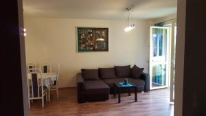 sala de estar con sofá y mesa en Kołobrzeg Apartament, en Kołobrzeg