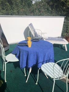 杜塞尔多夫Glück in Benrath的一张桌子,上面有椅子和蓝桌布 更多23张照片