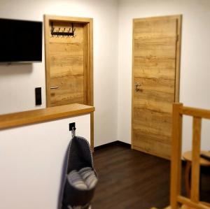 a room with a door and a hanging shoe at Ferienwohnung Kretschmar in Oberammergau
