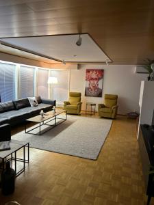 Χώρος καθιστικού στο Villa Mänty 200 m2 Arkkitehdin suunnittelema kaupunkikoti rauhallinen sijainti Sauna autokatos