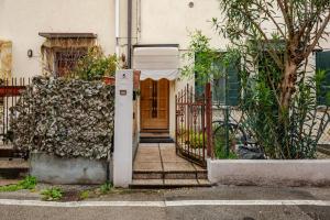 eine offene Tür eines Hauses mit einem Tor in der Unterkunft Lovely House Claudia-perfetto per Venezia in Mestre