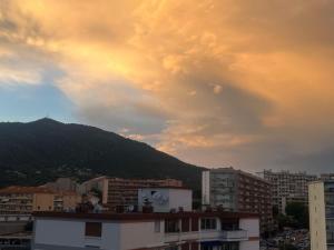 アジャクシオにあるTrès bel appartement avec terrasse de 87m2 avec une superbe vue panoramique sur la baie d Ajaccioの建物と山のある街並み