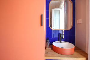 a bathroom with a sink and a mirror at Nueva Pensión Real in Santander