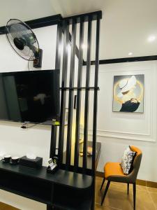 a room with a table and a fan and a chair at KOKORO HOTEl & HOMESTAY in Cao Bằng +25 photos