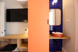 a bathroom with a sink and a mirror at Nueva Pensión Real in Santander