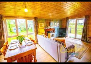 ein Wohnzimmer mit Sofa und Tisch in der Unterkunft Rainbow Petty - Romney Marsh, Kent in Brookland