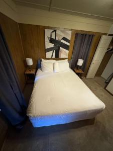 Cama ou camas em um quarto em Wonderstruck on Wendover- 20 Mins to Downtown