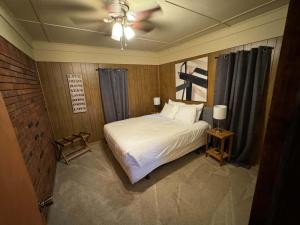 Cama ou camas em um quarto em Wonderstruck on Wendover- 20 Mins to Downtown