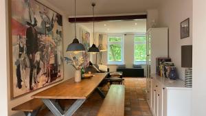 un soggiorno con un tavolo e un divano di Großes Grachtenhaus - Simmerdeis an der Gracht a Friedrichstadt