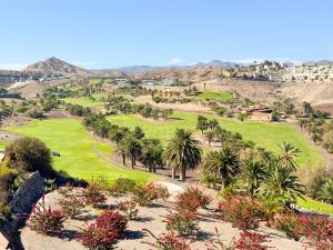 Blick auf einen Golfplatz mit Palmen in der Unterkunft Villa Calma with private pool by Tenpropertiesgc in San Bartolomé de Tirajana