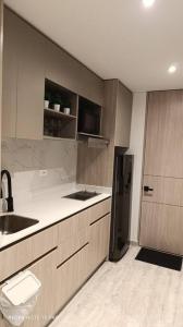 eine Küche mit Spüle und Arbeitsplatte in der Unterkunft Nuevo Loft cerca a la Embajada Americana, Corferias y Agora in Bogotá