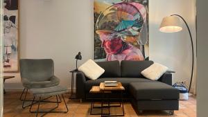 un soggiorno con un divano e una poltrona di Großes Grachtenhaus - Simmerdeis an der Gracht a Friedrichstadt