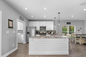 Køkken eller tekøkken på Purple Paradise