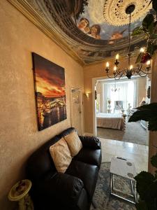 斯旺西米拉多尔精品联排别墅酒店的带沙发和天花板的客厅