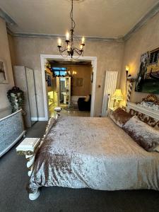 斯旺西米拉多尔精品联排别墅酒店的一间带大床和吊灯的卧室 更多103张照片