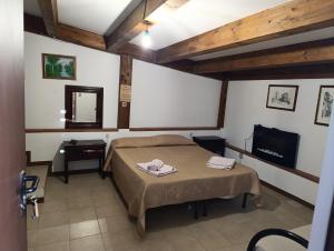 a small room with a bed and a mirror at Agriturismo Leanza "La Baita" in Cesarò