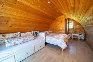 una camera da letto con un letto in una cabina di legno di Geraghtys Farmyard Pods a Mayo
