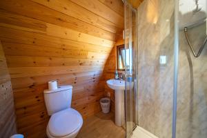 Koupelna v ubytování Geraghtys Farmyard Pods