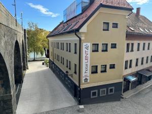 Byggingin sem hótelið er í