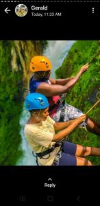 een groep mensen op een vlot op een rivier bij Crows nest sipi falls kapchorwa in Kapchorwa