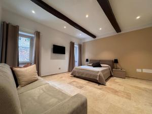 Μια τηλεόραση ή/και κέντρο ψυχαγωγίας στο Mia Margot Suite Apartment