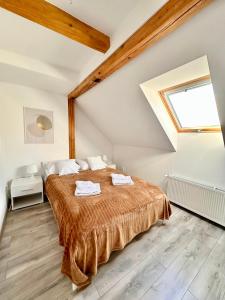 un dormitorio con una cama y una ventana en Klimatyczny apartament nr 8 z widokiem na góry Sowie, en Bielawa