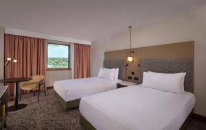 Postel nebo postele na pokoji v ubytování Doubletree By Hilton Sheffield City + 35 fotografií