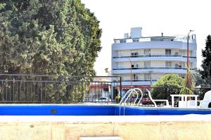 a swimming pool in front of a building at Gran hotel argentino in Villa Carlos Paz +10 photos