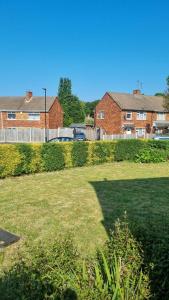 a grassy yard with houses in the background at Doncaster-House-Sleeps8-Parking-Garden in Doncaster