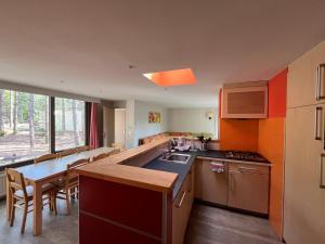 Η κουζίνα ή μικρή κουζίνα στο Cottage 8P-Les hauts de bruyères-717 +15 φωτογραφίες