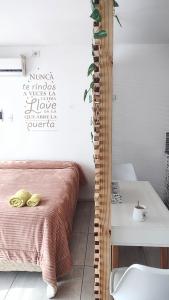 a bedroom with a bed with two yellow pillows on it at Casa Tulia 2 estadio único in La Plata