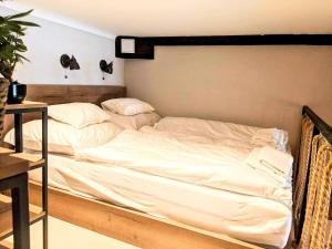 uma cama não feita num quarto com em Ó 38 Luxe Loft em Budapeste