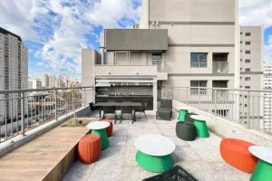 圣保罗Apartamento Studio Vila Mariana的建筑物上的带桌椅的屋顶露台