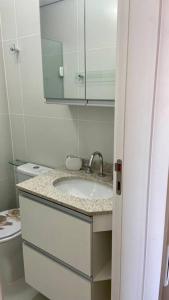 圣保罗Apartamento Studio Vila Mariana的带水槽和马桶的浴室 更多26张照片