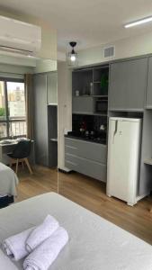 圣保罗Apartamento Studio Vila Mariana的房间里有一台白色冰箱的厨房