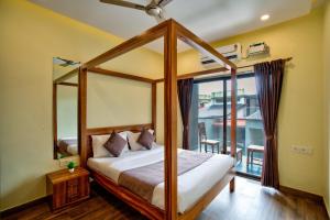 Ένα ή περισσότερα κρεβάτια σε δωμάτιο στο Luxury 2BHK Apartment Near Candolim