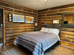 Ένα ή περισσότερα κρεβάτια σε δωμάτιο στο Cozy Canyon Cabin