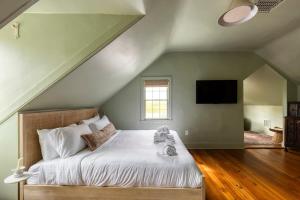 Una cama o camas en una habitación de Third Floor Walkup King Suite includes Breakfast 18 fotos más