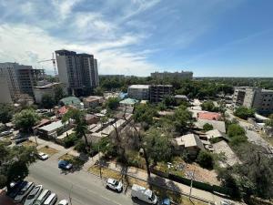 比什凯克1bedroom Royal on Zhumabeka 232的汽车和建筑的空中景观