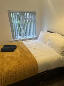 Ένα ή περισσότερα κρεβάτια σε δωμάτιο στο 3 Bed-Sleeps 5- Garden-Pets-Parking