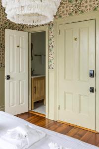 una camera da letto con un letto e un soffitto di King Veranda Suite with Breakfast a Charleston Altre 15 foto