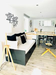 a living room with a couch and a kitchen at Cocoon in Stavelot