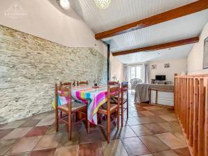 een eetkamer met een tafel en stoelen bij Charme rustique avec jardin privé "Au Pastel" in Soupex +26 foto's