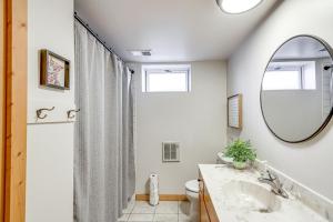 O baie la Lake Mary Cottage with Private Beach and Boat Dock +22 fotografii