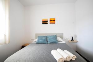 una camera da letto con un letto con due asciugamani sopra di La caseta de cinta a El Lligallo del Gànguil Altre 43 foto